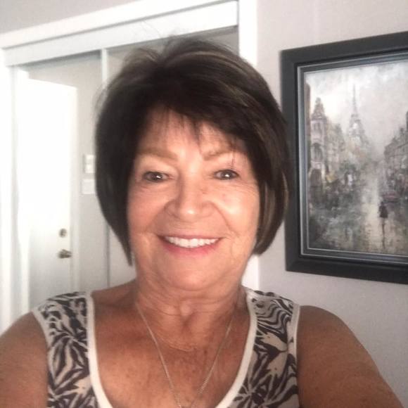 Meet your Posher, Nicole - Picture 1 of 1